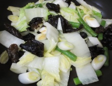 白菜とキクラゲの卵炒め　調理③