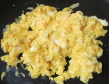白菜とキクラゲの卵炒め　調理①