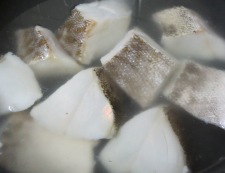 豆腐と鱈（たら）の中華風煮込み　調理①