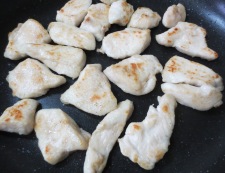 鶏むね肉と玉ねぎのカレーケチャップ炒め　調理②