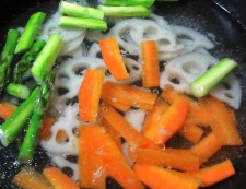 豚肉と根菜の黒胡椒炒め　調理②