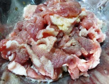 豚こま切れ肉とレンコンの衣揚げ　調理①