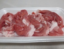 豚こま切れ肉とレンコンの衣揚げ　材料①