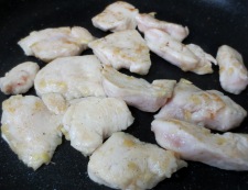 鶏むね肉とお揚げの塩ジャン炒め　調理②