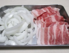 豚バラ肉のポン酢しょうが炒め　調理①