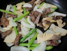 牛肉とアスパラの黒胡椒炒め　調理③