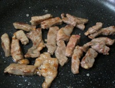 牛肉とアスパラの黒胡椒炒め　調理①