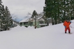 棚田の家の屋根の雪掘り