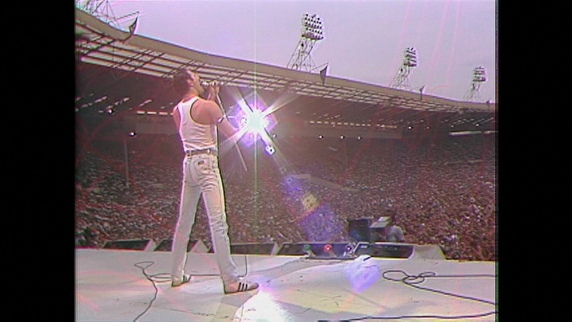 Меркьюри стадион. Фредди Меркьюри на концерте Live Aid 1985. Фредди Меркьюри на стадионе Уэмбли 1985. Концерт группы Queen в 1985. Queen концерт Live Aid.