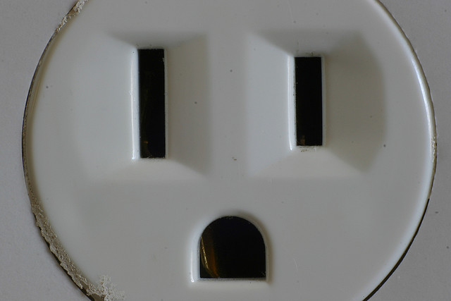 ハワイのコンセントに日本製品の電源プラグはそのまま挿せる?