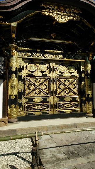 建長寺の金箔の扉